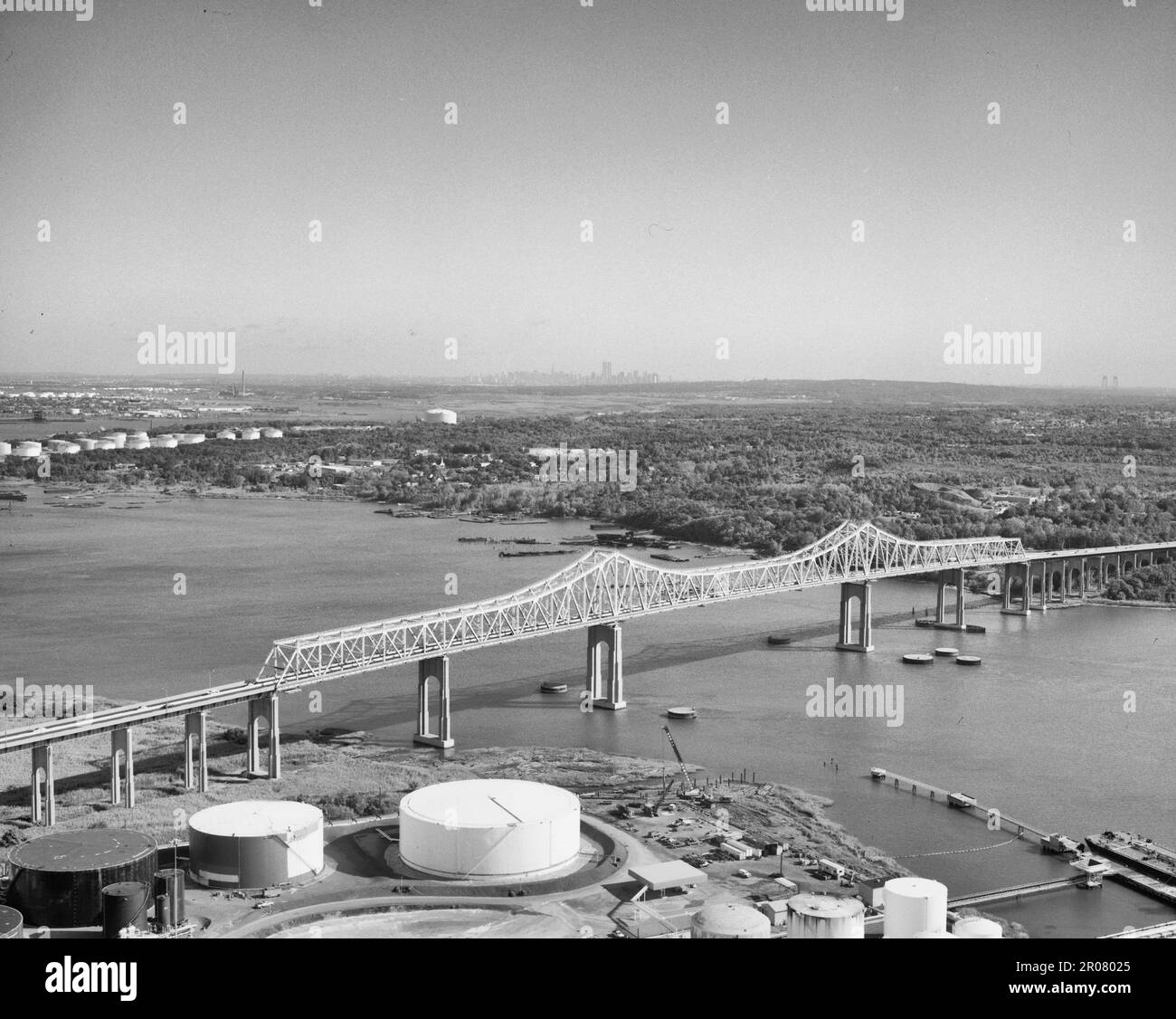 Outerbridge attraversando il ponte allineato con Manhattan Skyline in mezzo all'orizzonte, Verrazano Narrows Bridge a destra - Outerbridge Crossing Bridge, Spanning Arthur Kill dal New Jersey a Staten Island, Staten Island (suddivisione), Richmond County, NY, 1991 Foto Stock