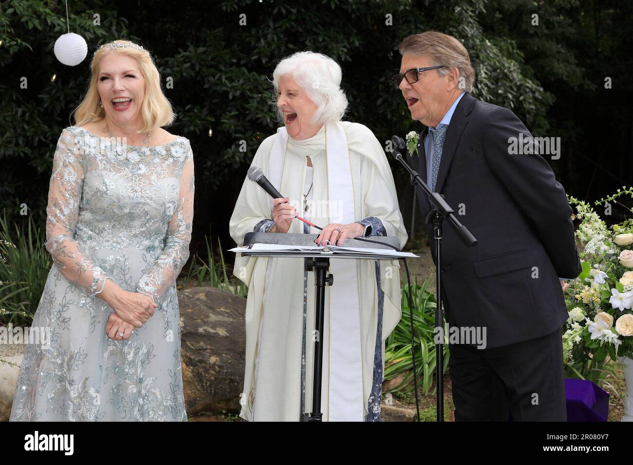 6 maggio 2023, Ojai, California, Stati Uniti: OJAI, CALIFORNIA - 6 MAGGIO 2023: Sharon MaHarry, Ministro, Anson Williams al matrimonio di Anson Williams e Sharon MaHarry in una residenza privata. (Credit Image: © Nina Prommer/ZUMA Press Wire) SOLO PER USO EDITORIALE! Non per USO commerciale! Foto Stock