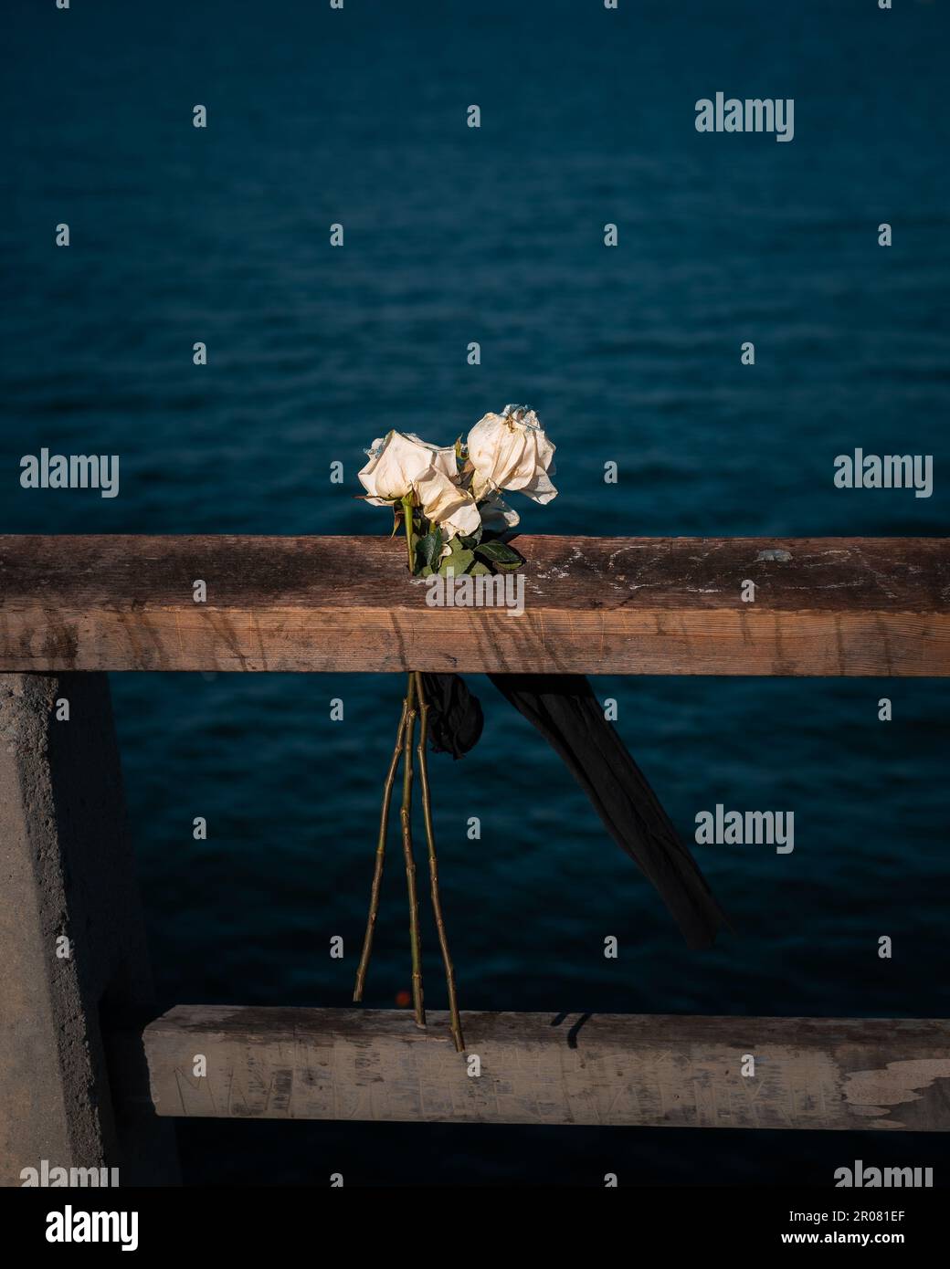 fotografia di un bouquet di fiori posto al porto di pescatori Foto Stock