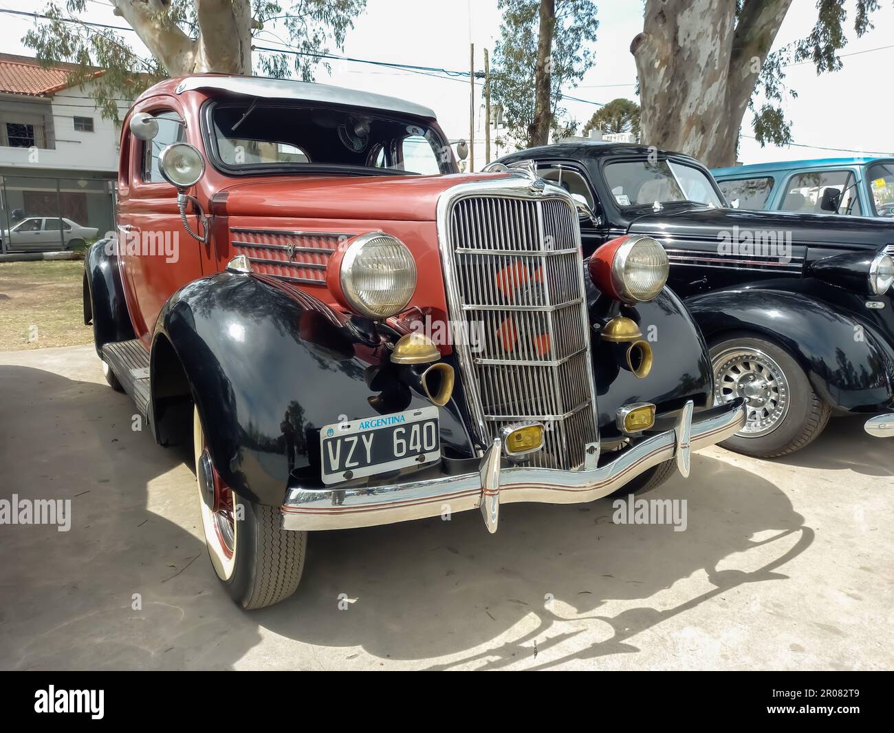 Vecchio antico marrone rosso 1935 Ford 48 V8 coupé cinque finestre testa piatta in un parco. Cromi. Griglia. Spettacolo di auto classica AAA 2022. Foto Stock