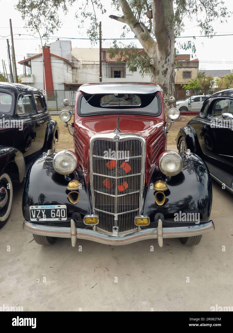 Vecchio antico marrone rosso 1935 Ford 48 V8 coupé cinque finestre testa piatta in un parco. Cromi. Griglia. Spettacolo di auto classica AAA 2022. Foto Stock