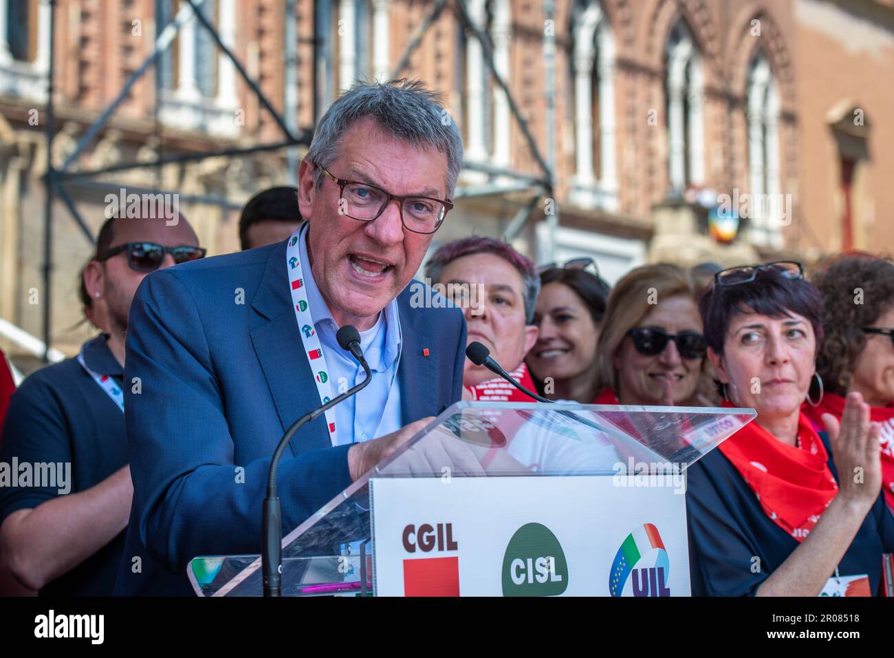 Bologna, Italia. 06th maggio, 2023. Maurizio Landini il segretario generale della CGIL parla ai lavoratori durante la manifestazione sindacale. 30.000 lavoratori sono scesi in strada a Bologna nella manifestazione organizzata dai sindacati federali CGIL (Confederazione Generale del lavoro), CISL (Confederazione Italiana dei sindacati), UIL (Unione del lavoro) per protestare contro il decreto del governo Meloni. Elly Schlein è stato contestato da alcuni lavoratori UIL per evitare la politicizzazione di una manifestazione di lavoratori. Durante l'intervento dalla tappa del leader sindacale Pierpaolo Bomb Foto Stock