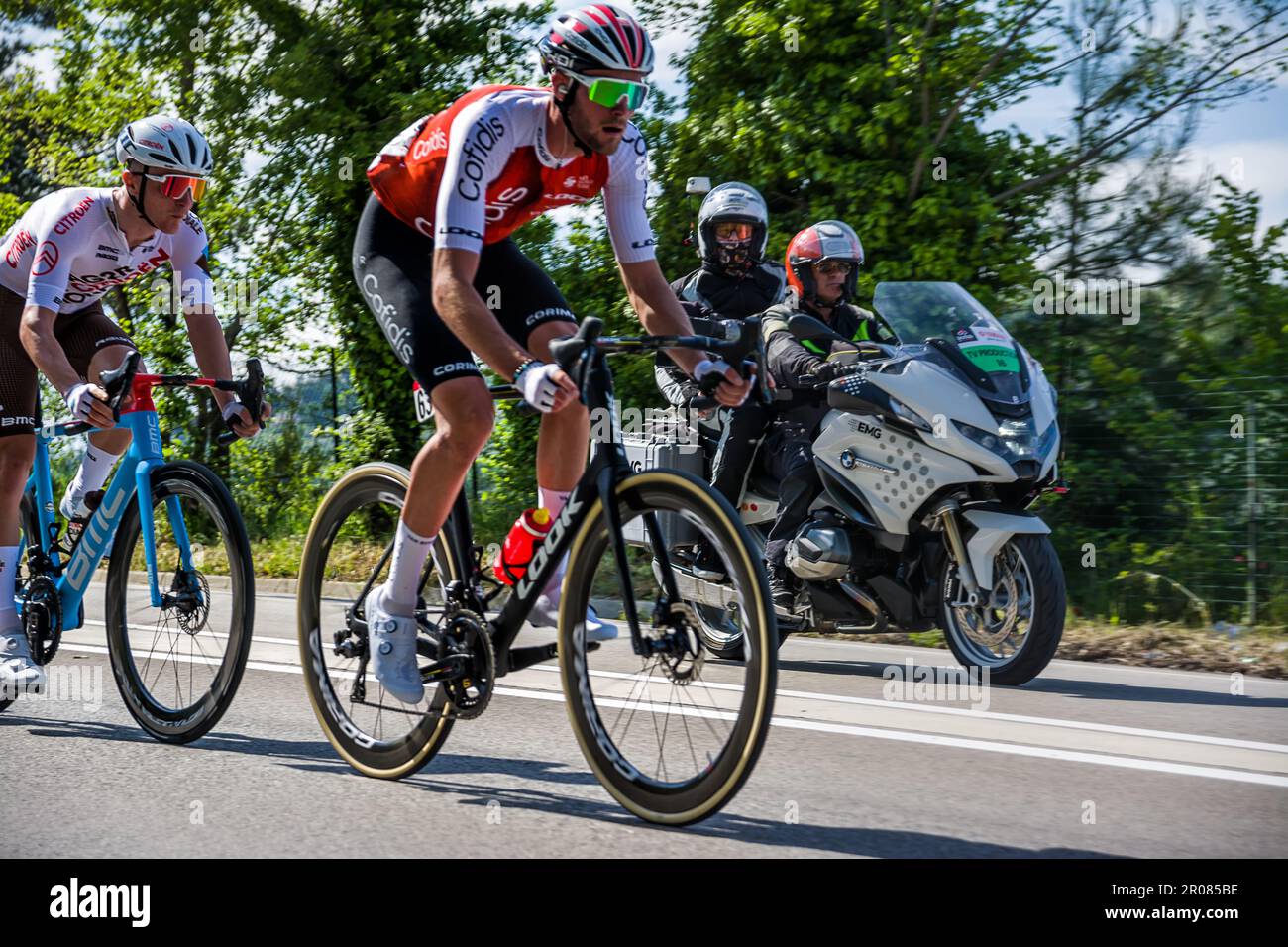 Chieti, Italia - 07 maggio 2023: Gruppo leader in discesa da Chieti durante la gara di tappa 1 del giro d'Italia 106th Foto Stock