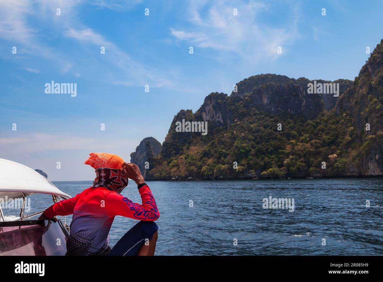 Thailandia, Phuket - 01,04..23: Un marinaio su un motoscafo gestisce l'attrezzatura di una barca per il trasporto dei turisti sulle escursioni intorno alle isole. Duro Foto Stock