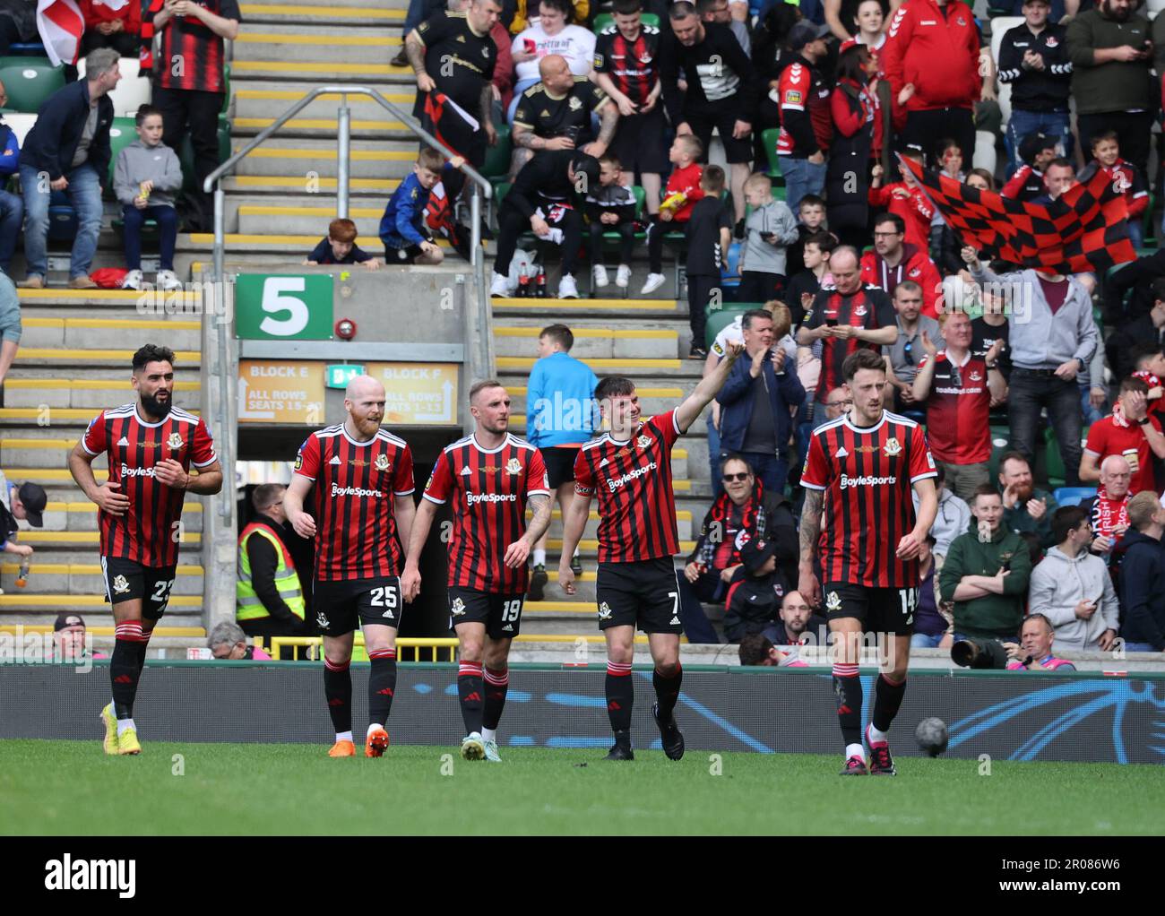 Stadio nazionale di calcio a Windsor Park, Belfast, Irlanda del Nord, Regno Unito. 07 maggio 2023. Finale 2023 della Whiskey Irish Cup di Samuel Gelston. Ballymena United v Crusaders nella prima finale di Irish Cup disputata la domenica. (Ballymena Utd – Sky Blue). Azione dalla finale della Coppa d'Irlanda di oggi. 3-0 crociati - Philip Lowry. Credit: David Hunter/Alamy Live News. Foto Stock