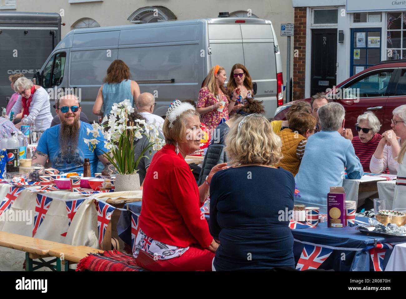 7th maggio 2023. Odiham, Hampshire, Inghilterra, Regno Unito. Il lungo fine settimana di festa per l'incoronazione di re Carlo III e la regina Camilla continuò con una grande festa di strada lungo la High Street villaggio, che è stato decorato con concia rosso bianco e blu. È stato un pomeriggio di sole per l'evento popolare, che ha attirato molte persone a celebrare l'occasione reale. Foto Stock