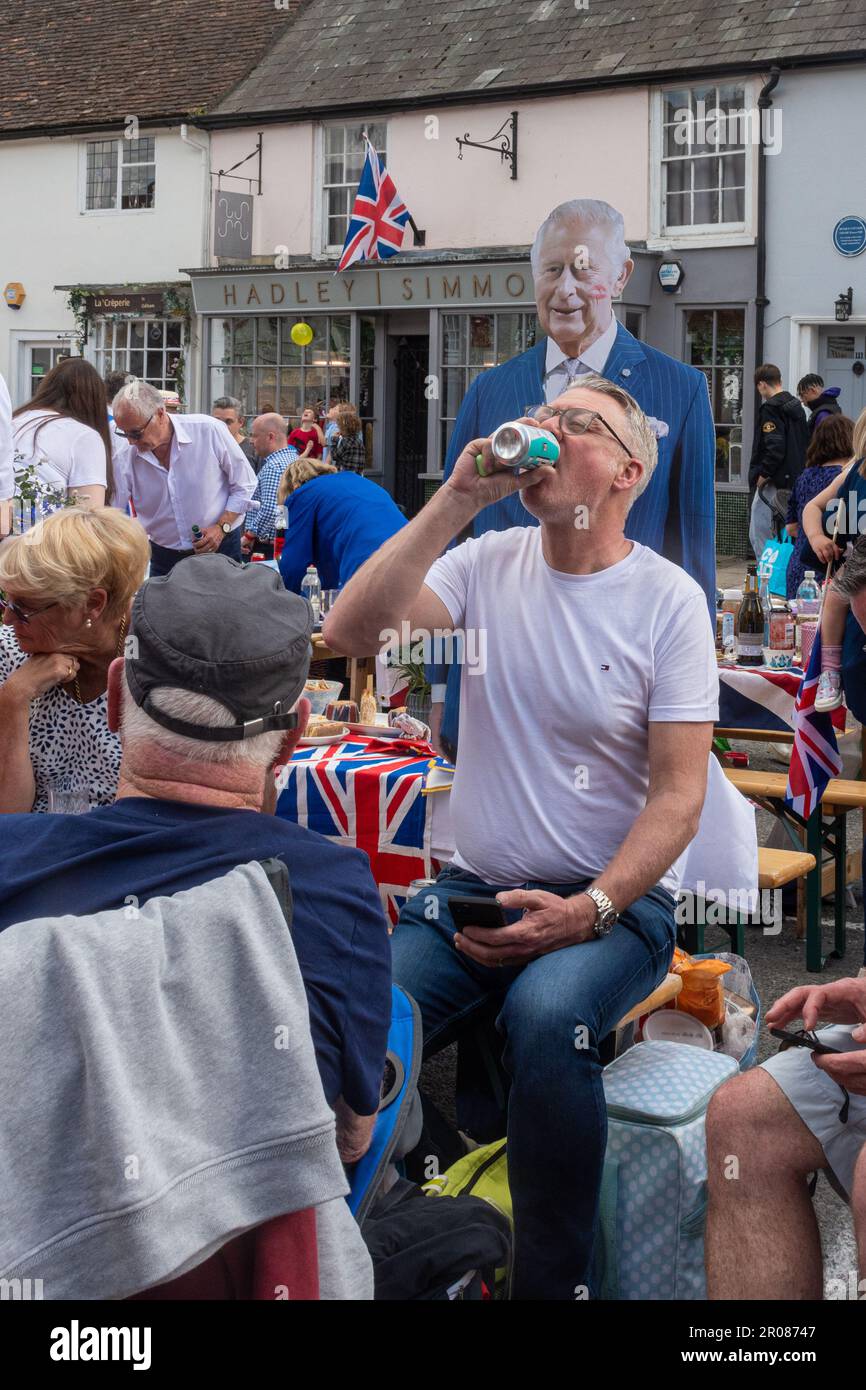 7th maggio 2023. Odiham, Hampshire, Inghilterra, Regno Unito. Il lungo fine settimana di festa per l'incoronazione di re Carlo III e la regina Camilla continuò con una grande festa di strada lungo la High Street villaggio, che è stato decorato con concia rosso bianco e blu. È stato un pomeriggio di sole per l'evento popolare, che ha attirato molte persone a celebrare l'occasione reale. Foto Stock