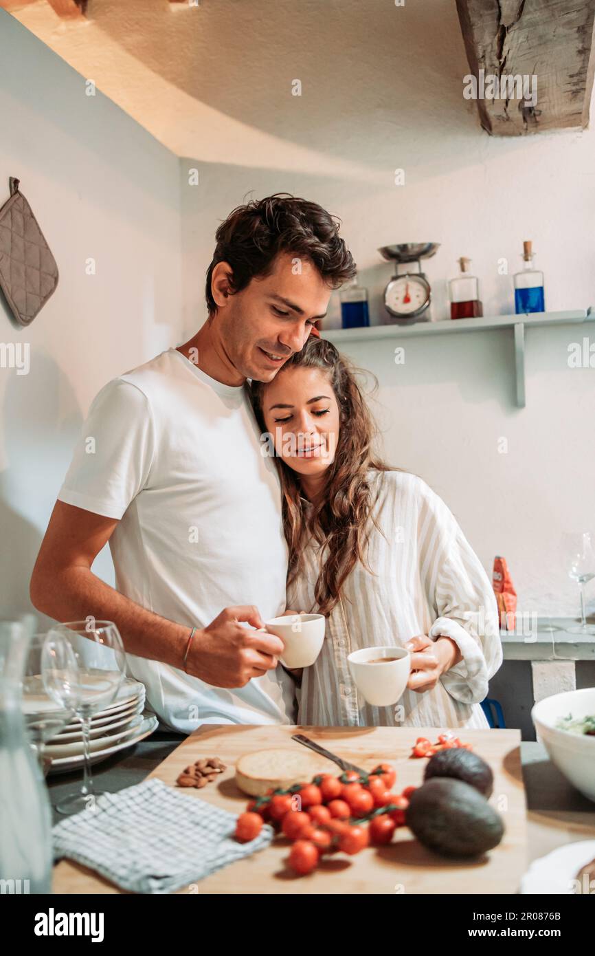 Giovane coppia che ha un caffè del mattino insieme Foto Stock