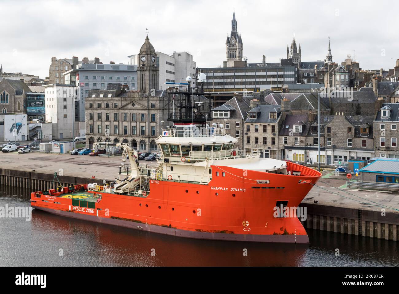 L'imbarcazione di sicurezza Standby Grampian Dynamic nel suo porto di Aberdeen. Foto Stock