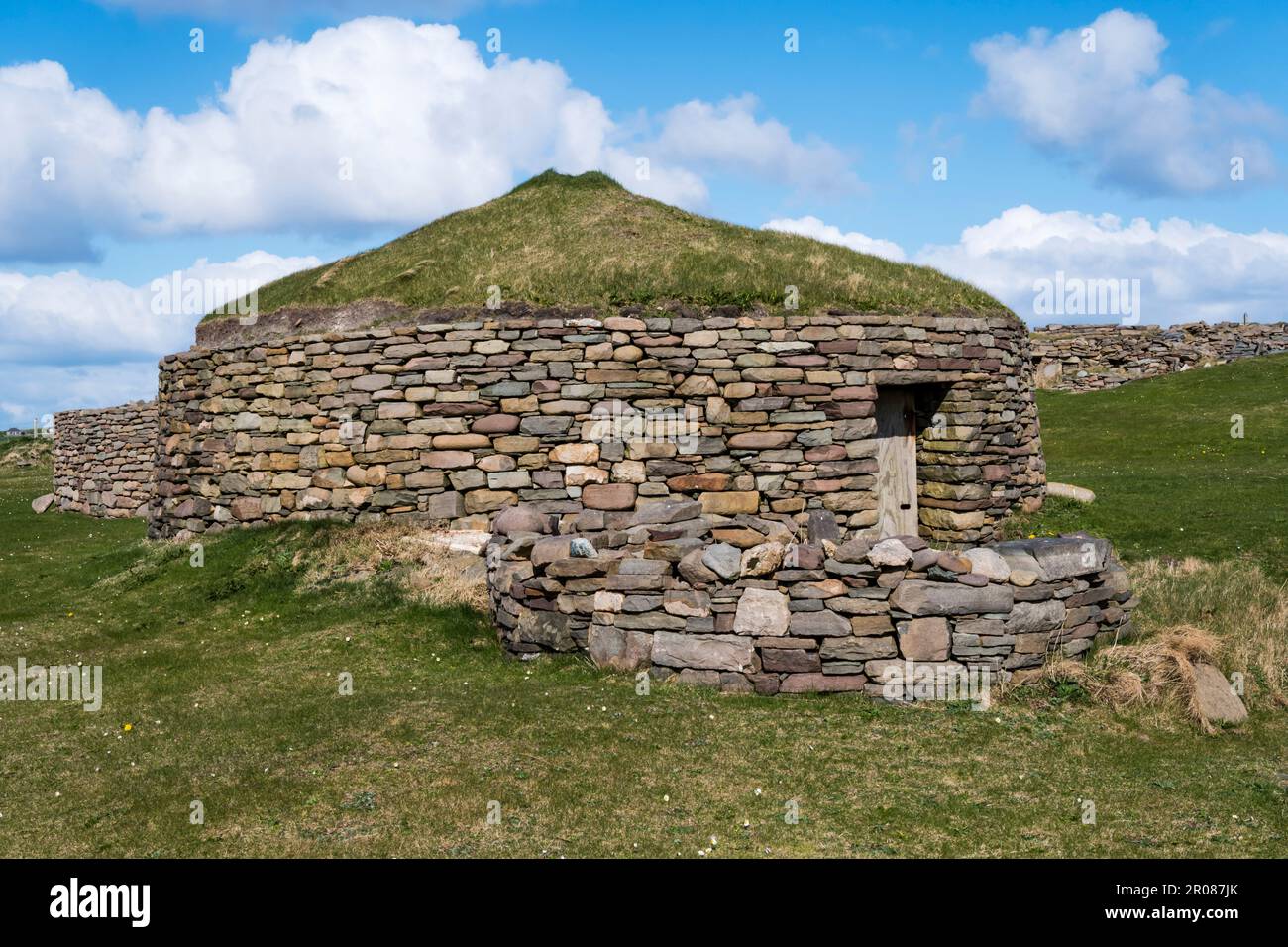 Roundhouse presso il villaggio Old Scatness Iron Age nel sud della Shetland Mainland. Foto Stock