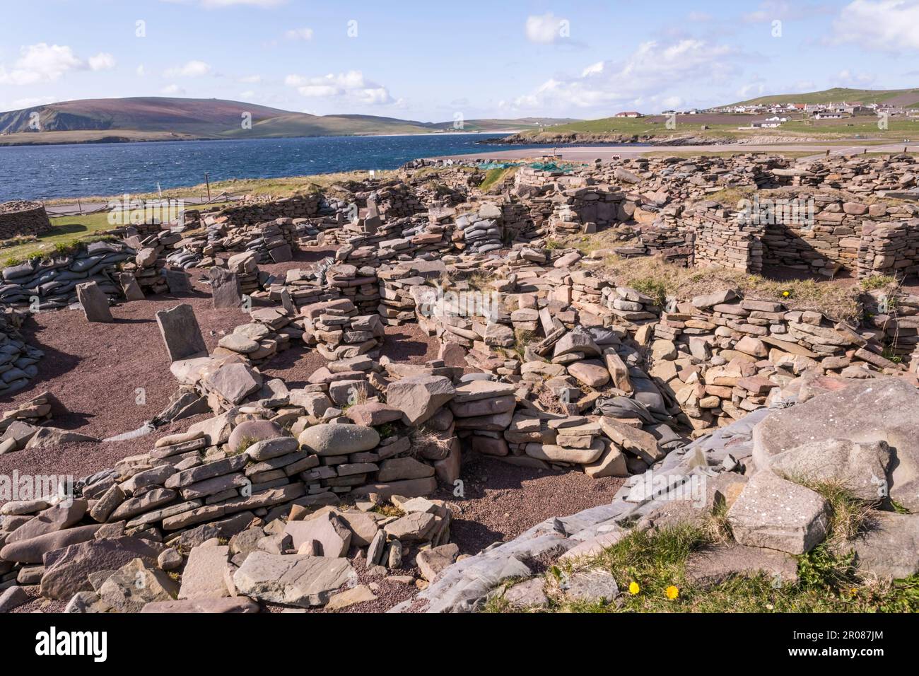 Parte del villaggio scavato dell'età del ferro a Old Scatness nel sud della Shetland Mainland. West VOE di Sumburgh sullo sfondo. Foto Stock