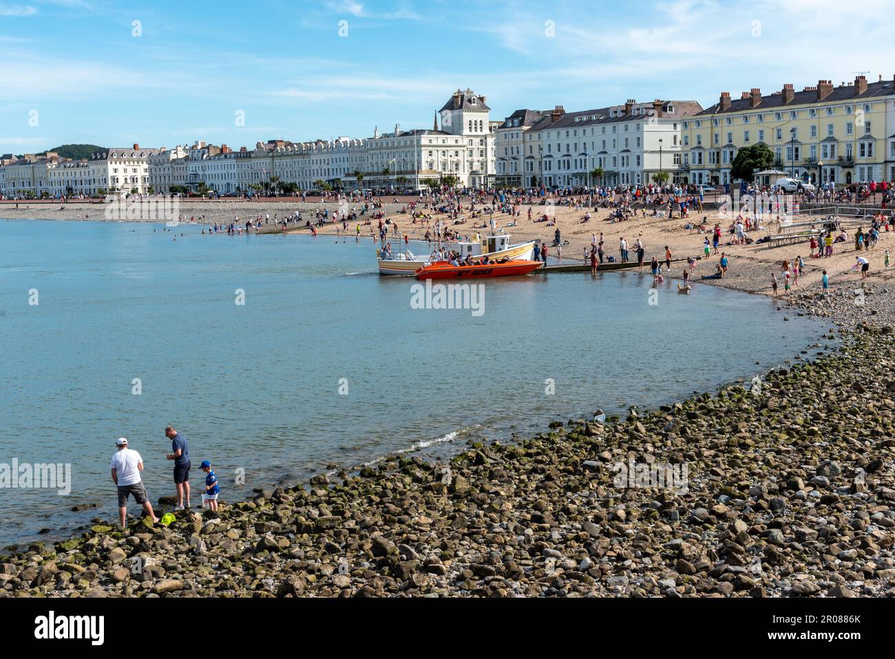 LLANDUDNO WALES,ENGLAND, UK-AUG 08, 2015-turisti che si godono sulla spiaggia a Llandudno UK Foto Stock