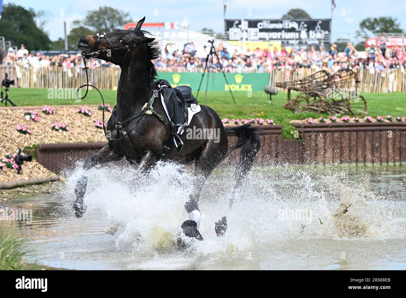 Badminton Estate, Gloucestershire, Regno Unito. 7th maggio, 2023. 2023 Badminton Horse Trials Day 4; Tom Crisp of Great Britain cavalcando Liberty e Glory cade sul lago durante il test di fondo Credit: Action Plus Sports/Alamy Live News Foto Stock