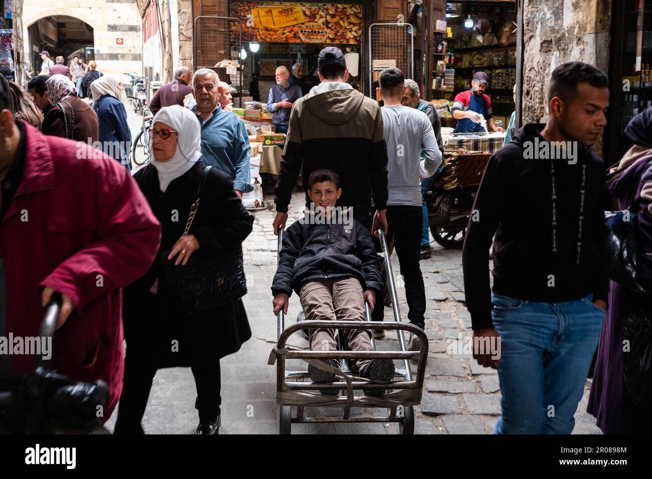 Damasco, Siria - Maggio, 2023: Popolo siriano, vita quotidiana nel Suq al Hamidiyah a Damasco, Siria Foto Stock