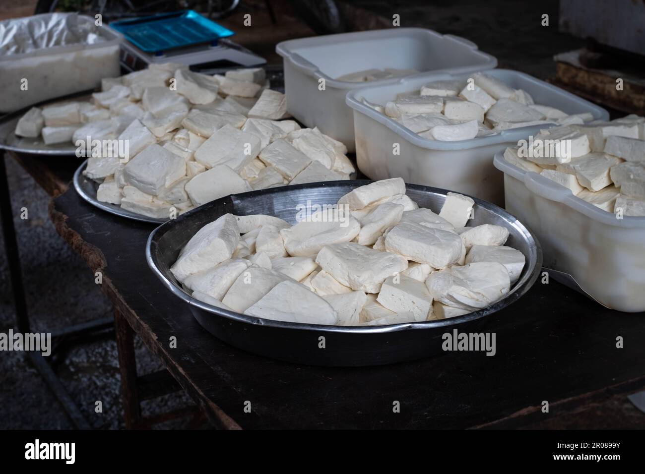 Mucchi di formaggio feta sul mercato Foto Stock