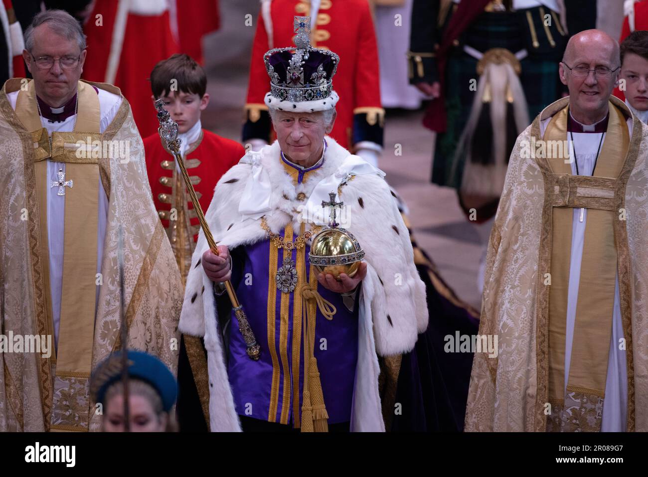 Il Re e la Regina Consort partono dall'Abbazia di Westminster. Carlo e Camilla lasciano l'Abbazia attraverso la Grande porta Ovest Foto Stock