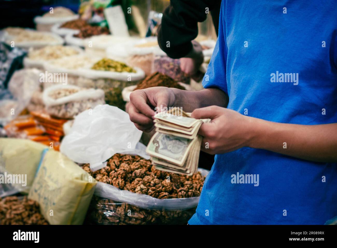 Vendor contando il monit sul mercato, siria Foto Stock