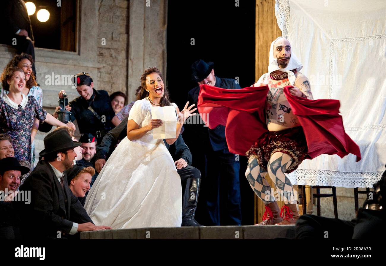 Danielle de Niese (Adina), James Bellorini (assistente del dottor Dulcamara - a destra) a l'ELISIR D'AMORE al Glyndebourne Festival Opera, East Sussex, Inghilterra 09/06/2011 musica: Gaetano Donizetti libretto: Felice Romani Direttore: Enrique Mazzola design: Lez Brotherston illuminazione: Giuseppe di Iorio Direttore: Annabel den Arden Foto Stock