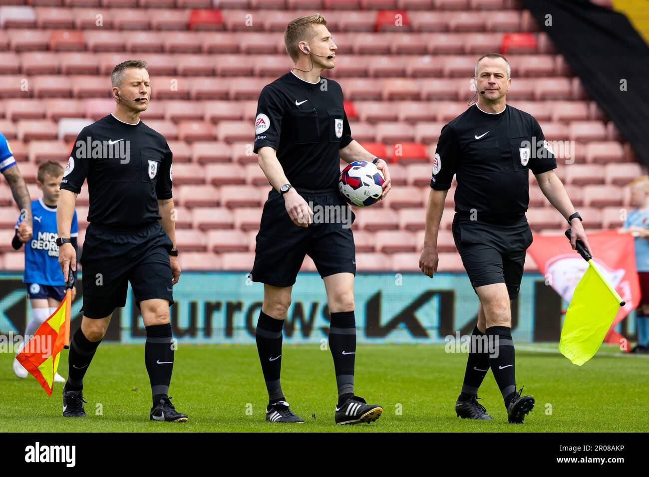 L'arbitro Scott Oldham e i suoi assistenti prendono il campo prima della partita della Sky Bet League 1 Barnsley vs Peterborough a Oakwell, Barnsley, Regno Unito, 7th maggio 2023 (Foto di Nick Browning/News Images) Foto Stock