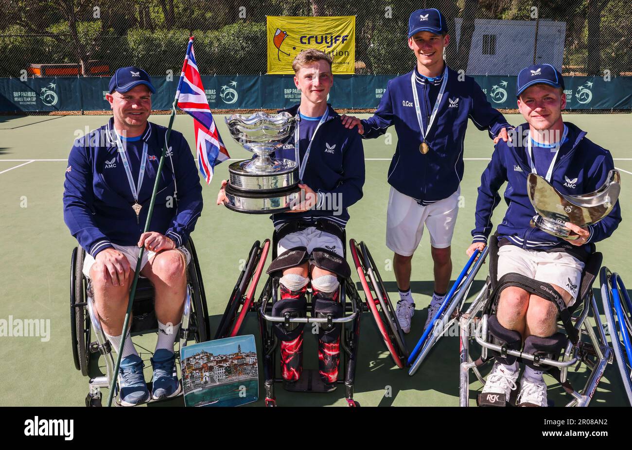 Vilamoura, Portogallo, 07th maggio 2023. La squadra britannica di sedie a rotelle celebra la vittoria del titolo di juniors alla Coppa del mondo di Juniors Wheelchair 2023 alla Vilamoura Tennis Academy. Foto: Frank Molter Foto Stock