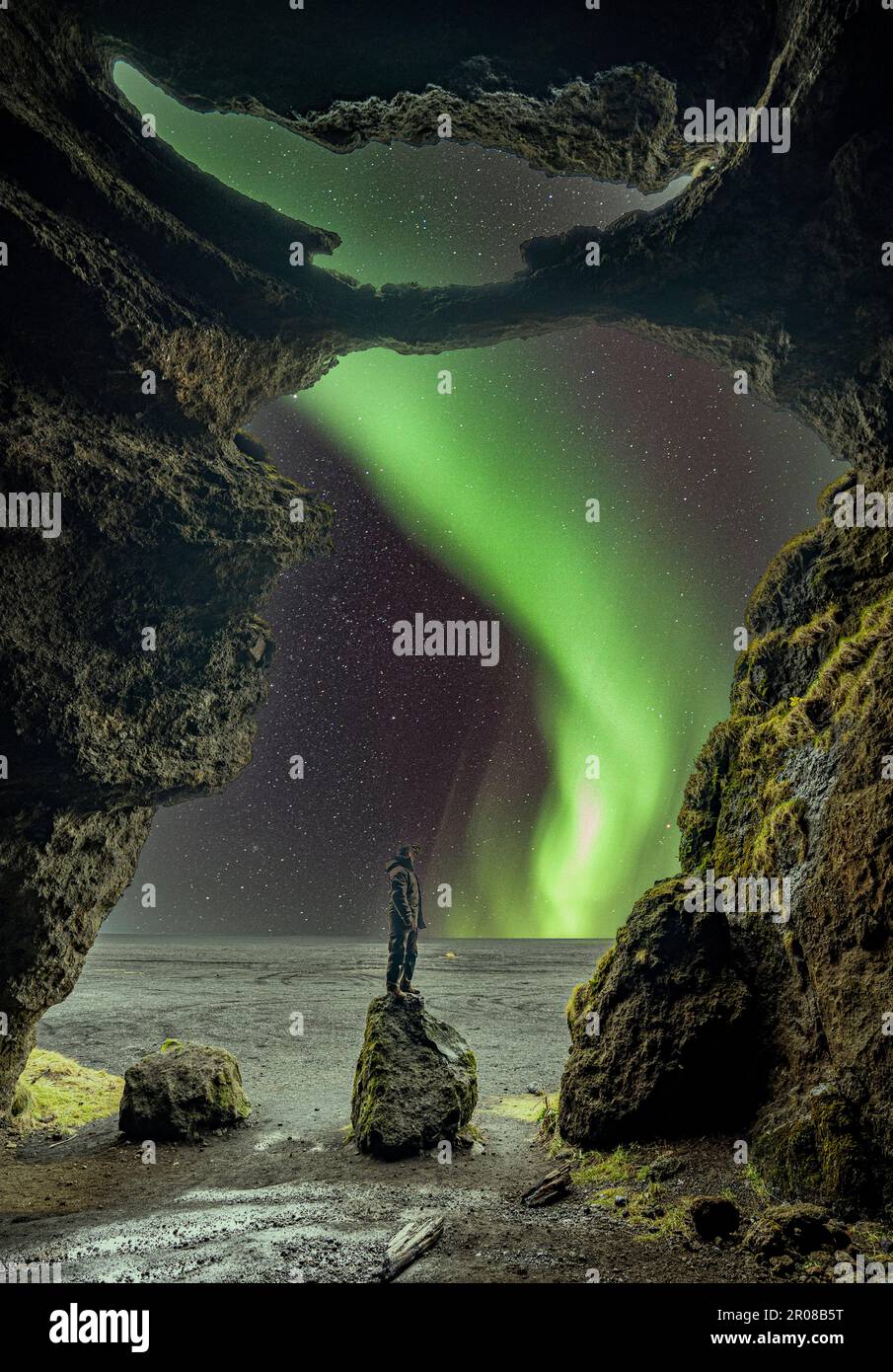 Islanda con aurora boreale e Grotta di Yoda Foto Stock