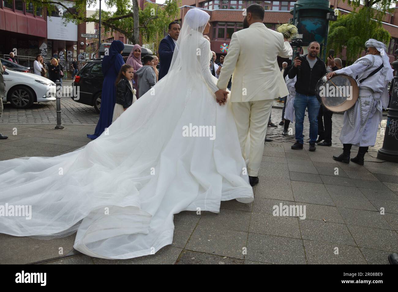 Berlino, Germania - 1 maggio 2023 - matrimonio arabo a Kreuzberg. (Foto di Markku Rainer Peltonen) Foto Stock