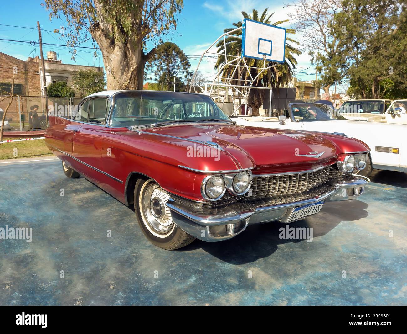 Vecchio rosso di lusso 1960 Cadillac coupe Deville in un parco. Giorno di sole. Spettacolo di auto classica AAA 2022. Foto Stock