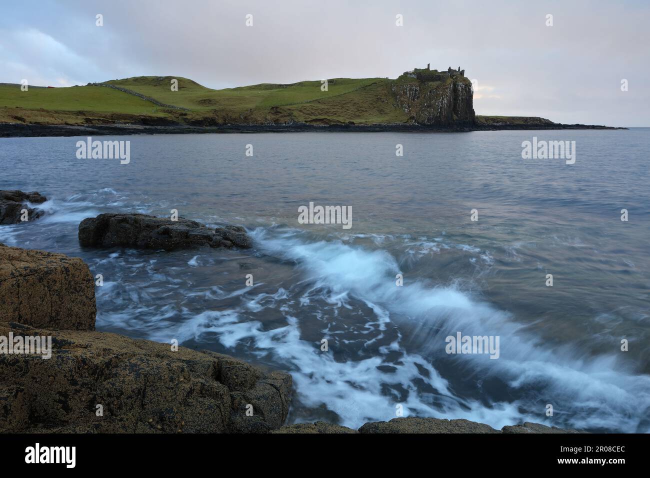 Marea entrante al tramonto con il Castello di Duntulm sullo sfondo, Isola di Skye, Scozia, Regno Unito. Foto Stock