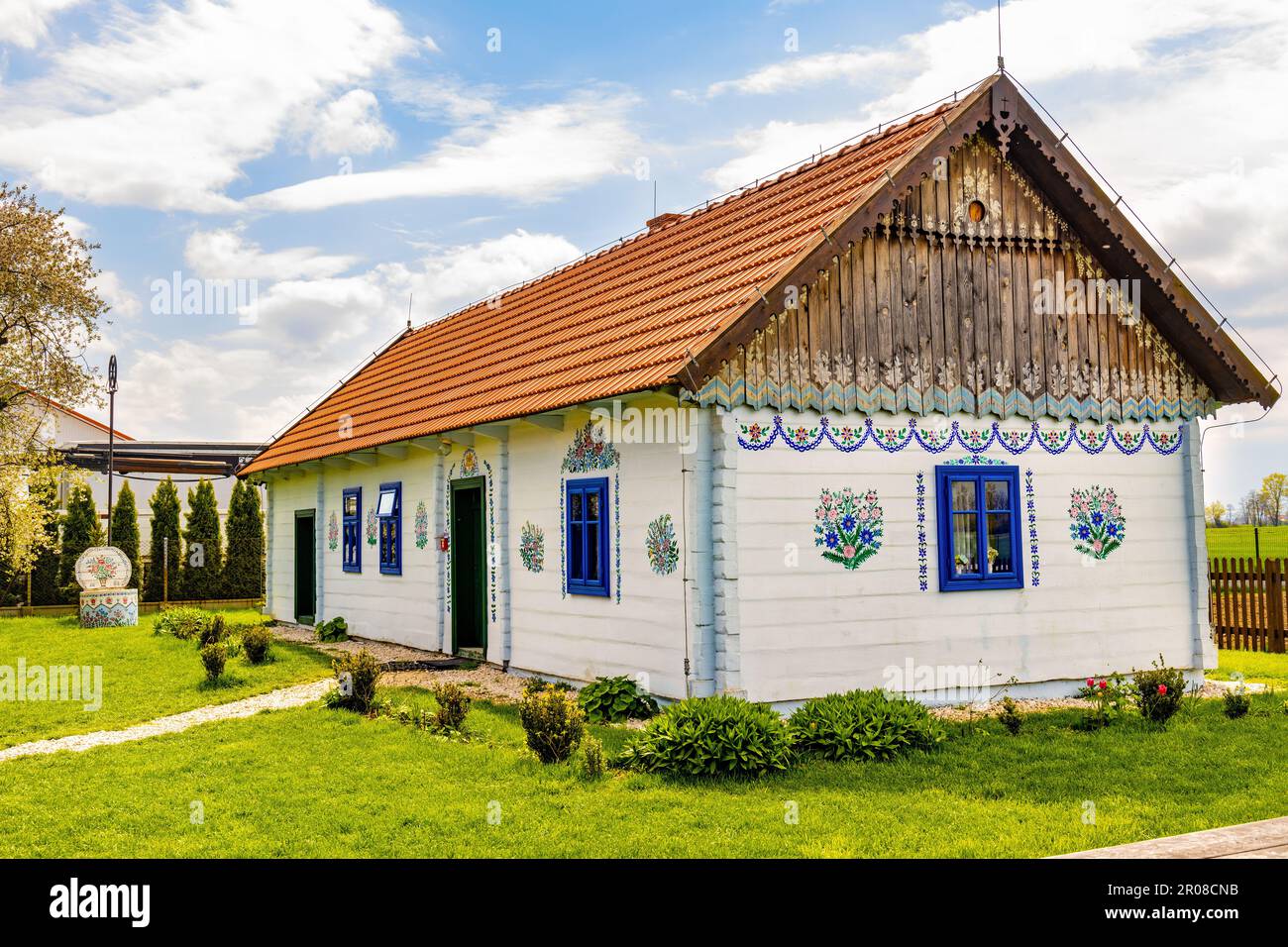 Zalipie, Polonia - 29 aprile 2023: Zagroda Felicji Curylowej museo aperto e parco etnografico di architettura popolare e dipinti nel villaggio di Zalipie Foto Stock