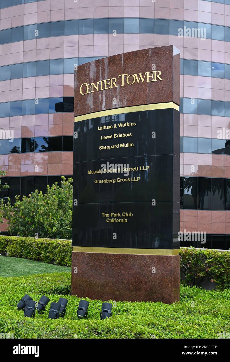 COSTA MESA, CALIFORNIA - 5 MAGGIO 2023: Centre Tower, un edificio di uffici a 21 piani adiacente al Segerstrom Center for the Arts Foto Stock