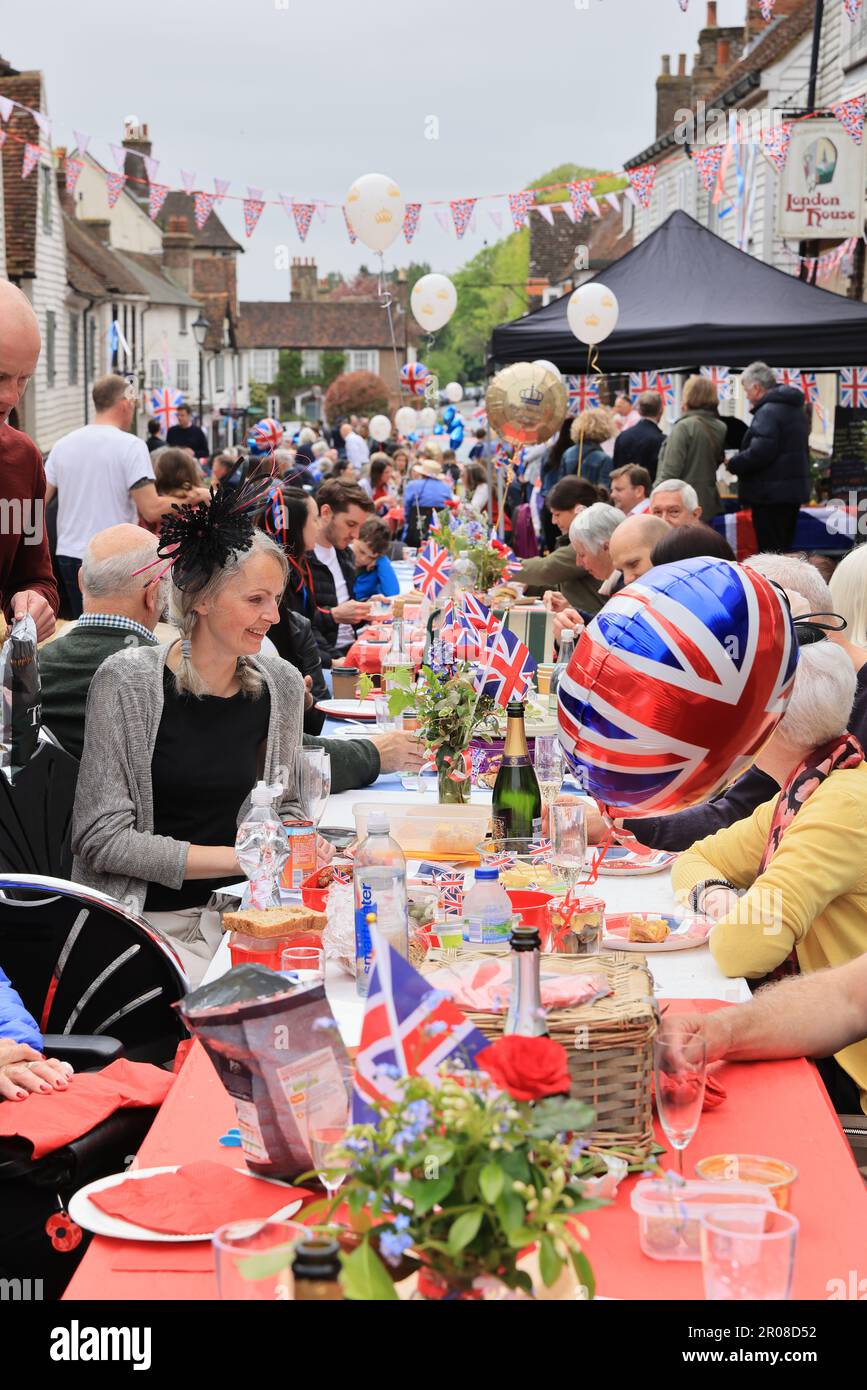 Mayfield, East Sussex, Regno Unito. 7th maggio 2023. Le feste di strada si sono svolte in tutto il Regno Unito per segnare l'incoronazione di Re Carlo III. Il tempo si è illuminato per i residenti di Mayfield, Sussex orientale e il divertimento è stato avuto da tutti. Credit : Monica Wells/Alamy Live News Foto Stock