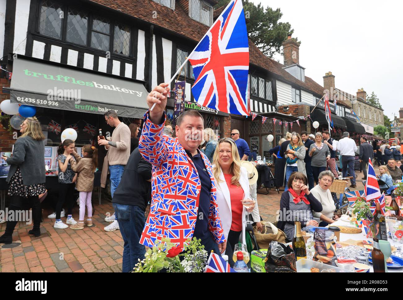 Mayfield, East Sussex, Regno Unito. 7th maggio 2023. Le feste di strada si sono svolte in tutto il Regno Unito per segnare l'incoronazione di Re Carlo III. Il tempo si è illuminato per i residenti di Mayfield, Sussex orientale e il divertimento è stato avuto da tutti. Credit : Monica Wells/Alamy Live News Foto Stock
