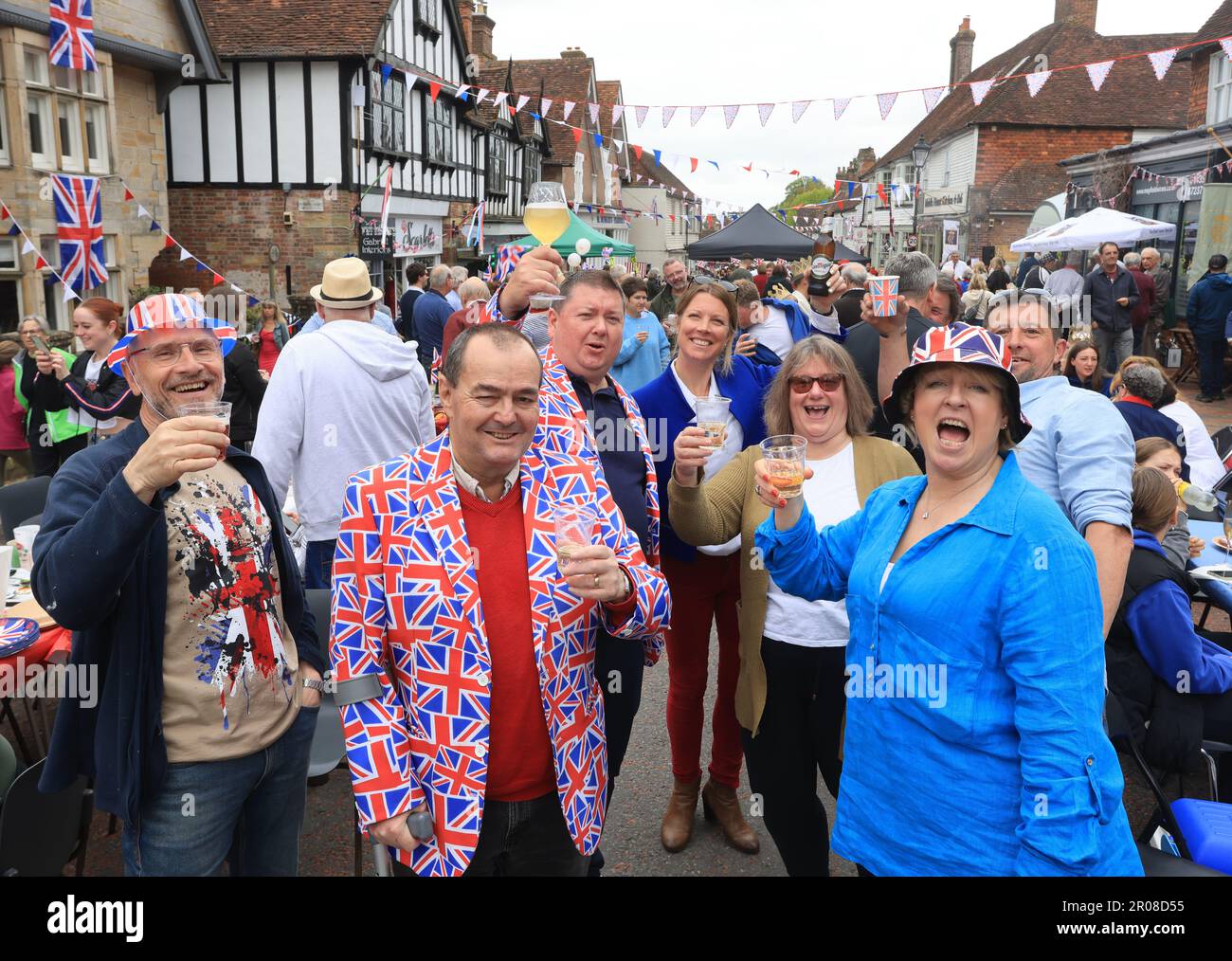 Mayfield, East Sussex, Regno Unito. 7th maggio 2023. Le feste di strada si sono svolte in tutto il Regno Unito per segnare l'incoronazione di Re Carlo III. Il tempo si è illuminato per i residenti di Mayfield, Sussex orientale e il divertimento è stato avuto da tutti. Credit : Monica Wells/Alamy Live News Foto Stock