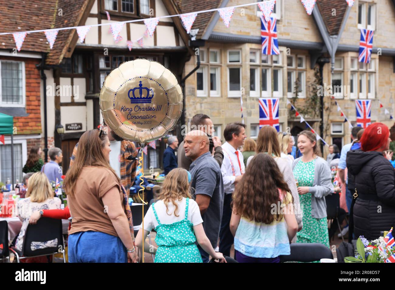 Mayfield, East Sussex, Regno Unito. 7th maggio 2023. Le feste di strada si sono svolte in tutto il Regno Unito per segnare l'incoronazione di Re Carlo III. Il tempo si è illuminato per i residenti di Mayfield, Sussex orientale e il divertimento è stato avuto da tutti. Credit : Monica Wells/Alamy Live News Foto Stock