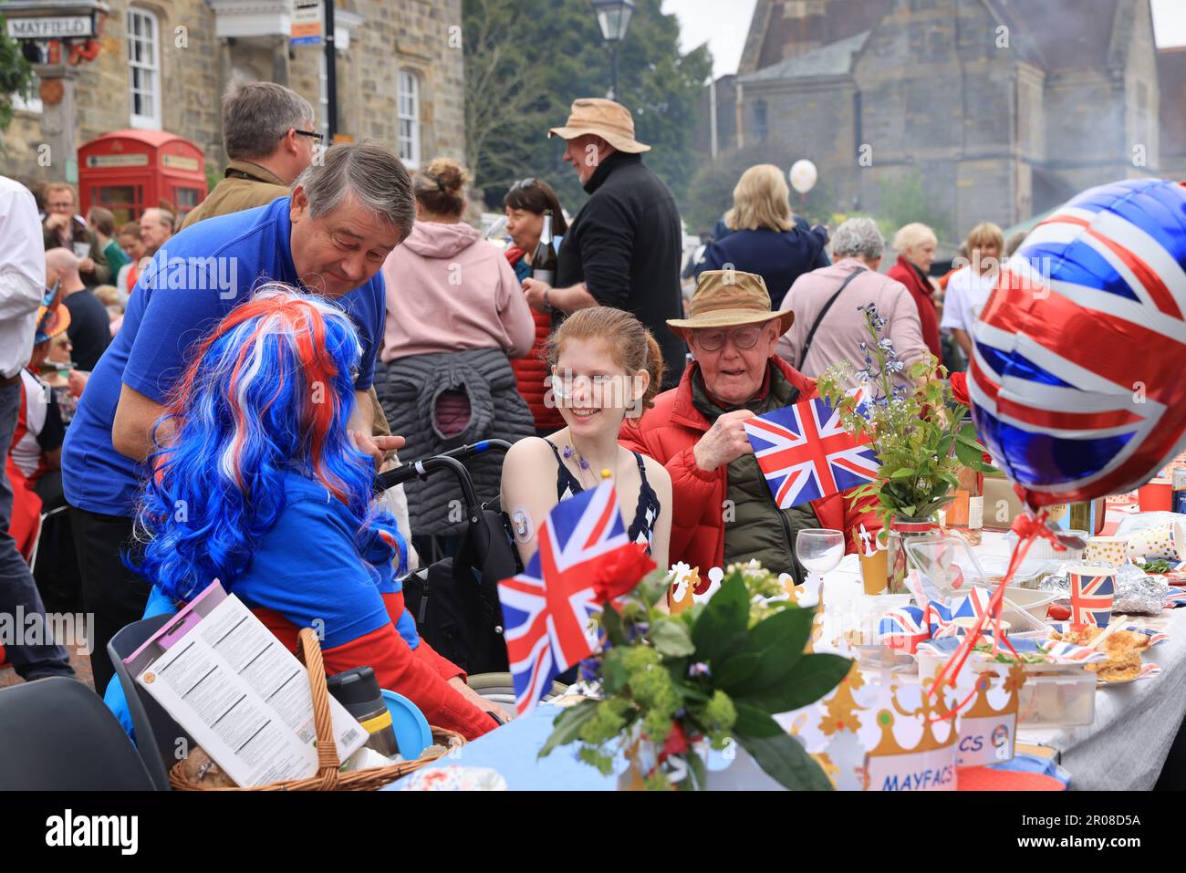 Mayfield, East Sussex, Regno Unito. 7th maggio 2023. Le feste di strada si sono svolte in tutto il Regno Unito per segnare l'incoronazione di Re Carlo III. Il tempo si è illuminato per i residenti di Mayfield, Sussex orientale e il divertimento è stato avuto da tutti. Credit : Monica Wells/Alamy Live News Foto Stock