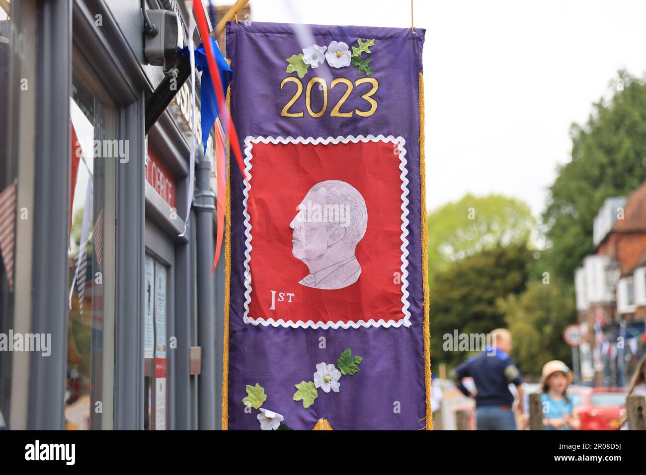 Mayfield, East Sussex, Regno Unito. 7th maggio 2023. Le feste di strada si sono svolte in tutto il Regno Unito per segnare l'incoronazione di Re Carlo III. Il tempo si è illuminato per i residenti di Mayfield, Sussex orientale e il divertimento è stato avuto da tutti. Credit : Monica Wells/Alamy Live News Foto Stock