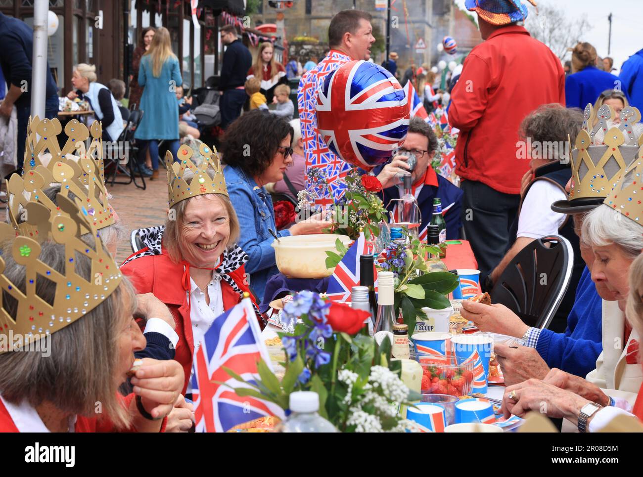 Mayfield, East Sussex, Regno Unito. 7th maggio 2023. Le feste di strada si sono svolte in tutto il Regno Unito per segnare l'incoronazione di Re Carlo III. Il tempo si è illuminato per i residenti di Mayfield, Sussex orientale e il divertimento è stato avuto da tutti. Credit : Monica Wells/Alamy Live News Foto Stock