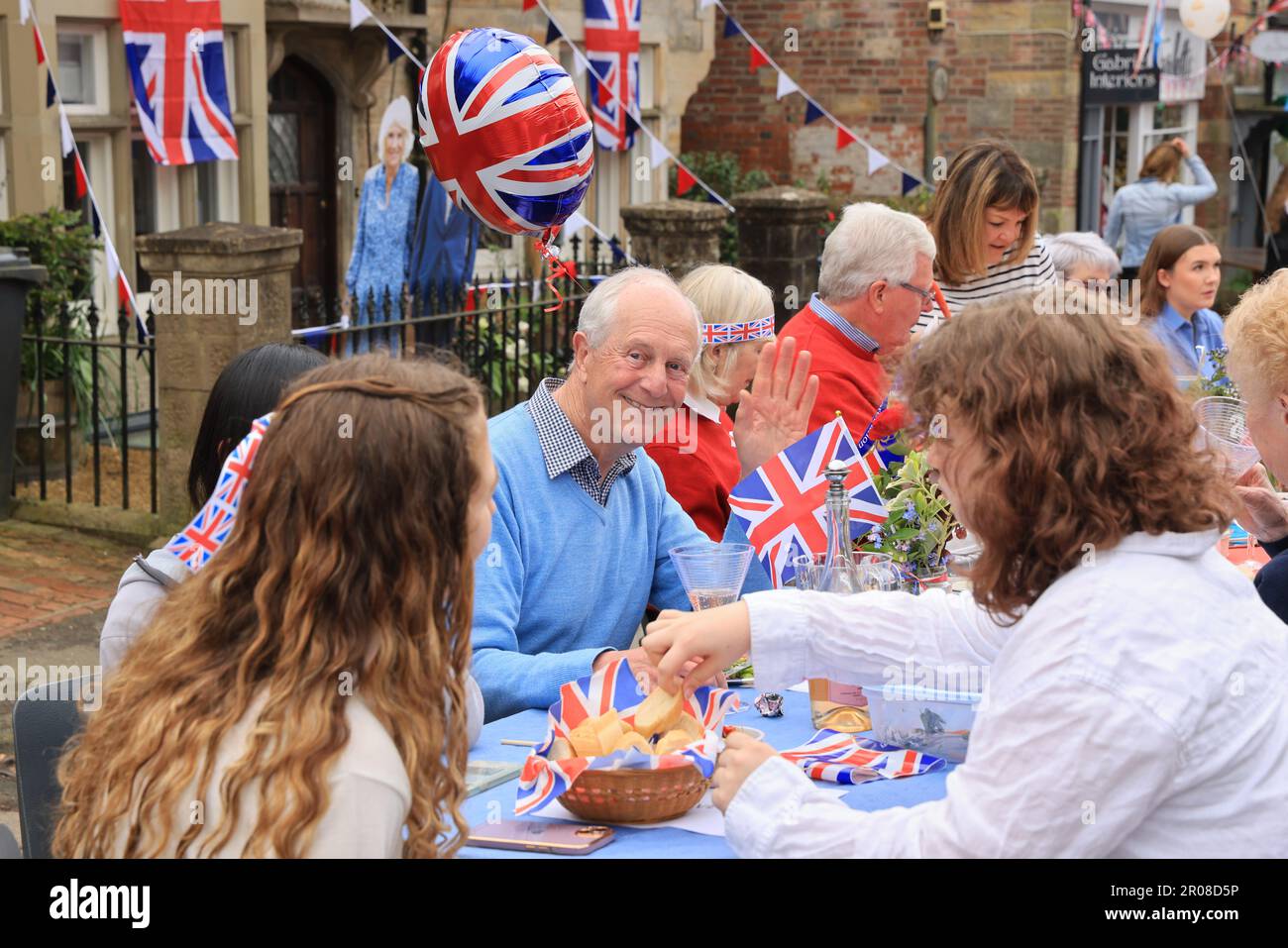 Mayfield, East Sussex, Regno Unito. 7th maggio 2023. Le feste di strada si sono svolte in tutto il Regno Unito per segnare l'incoronazione di Re Carlo III. Il tempo si è illuminato per i residenti di Mayfield, Sussex orientale e il divertimento è stato avuto da tutti. Credit : Monica Wells/Alamy Live News Foto Stock
