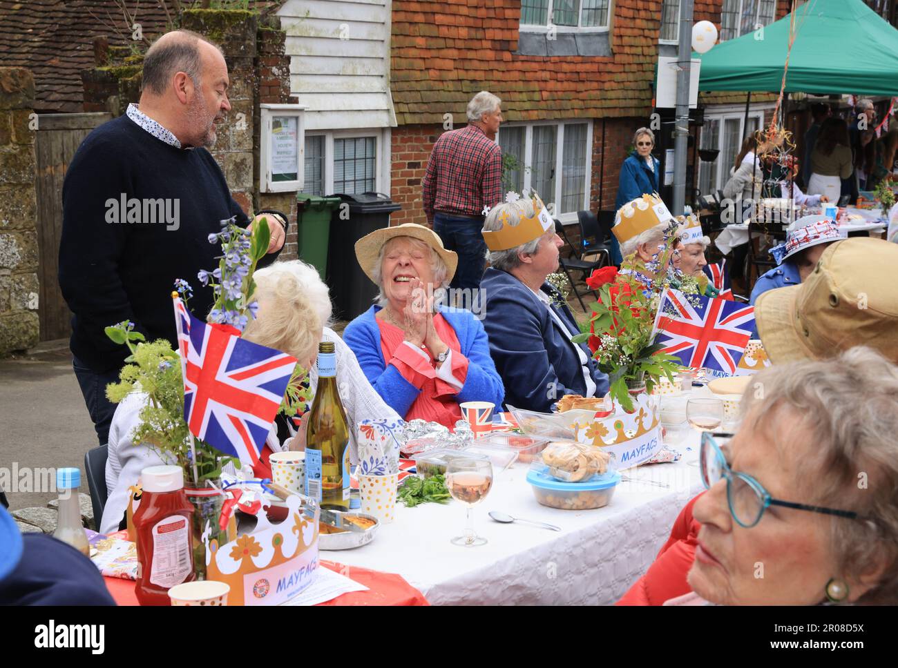 Mayfield, East Sussex, Regno Unito. 7th maggio 2023. Le feste di strada si sono svolte in tutto il Regno Unito per segnare l'incoronazione di Re Carlo III. Il tempo si è illuminato per i residenti di Mayfield, Sussex orientale e il divertimento è stato avuto da tutti. Credit : Monica Wells/Alamy Live News Foto Stock