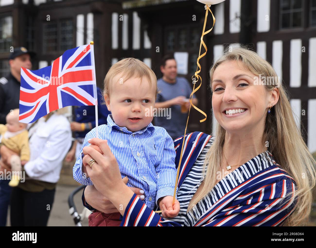 Mayfield, East Sussex, Regno Unito. 7th maggio 2023. Le feste di strada si sono svolte in tutto il Regno Unito per segnare l'incoronazione di Re Carlo III. Il tempo si è illuminato per i residenti di Mayfield, Sussex orientale e il divertimento è stato avuto da tutti. Credit : Monica Wells/Alamy Live News Foto Stock