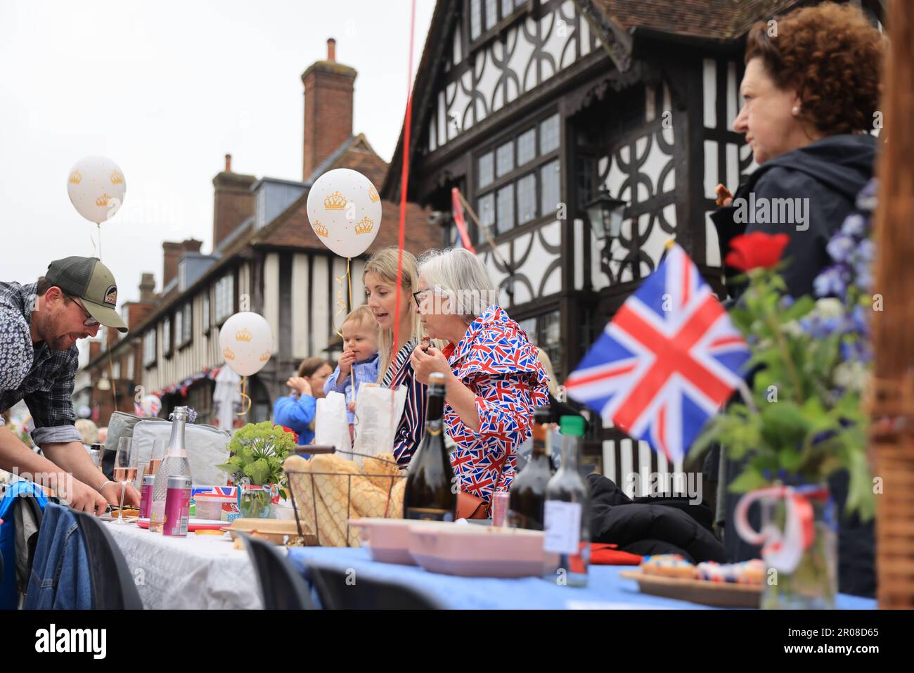 Mayfield, East Sussex, Regno Unito. 7th maggio 2023. Le feste di strada si sono svolte in tutto il Regno Unito per segnare l'incoronazione di Re Carlo III. Il tempo si è illuminato per i residenti di Mayfield, Sussex orientale e il divertimento è stato avuto da tutti. Credit : Monica Wells/Alamy Live News Foto Stock