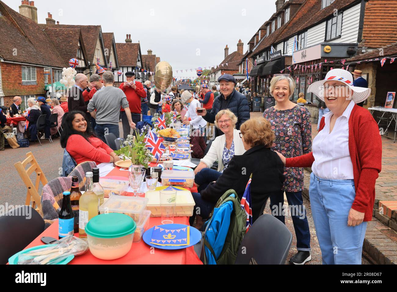 Mayfield, East Sussex, Regno Unito. 7th maggio 2023. Le feste di strada si sono svolte in tutto il Regno Unito per segnare l'incoronazione di Re Carlo III. Il tempo si è illuminato per i residenti di Mayfield, Sussex orientale e il divertimento è stato avuto da tutti. Credit : Monica Wells/Alamy Live News Foto Stock