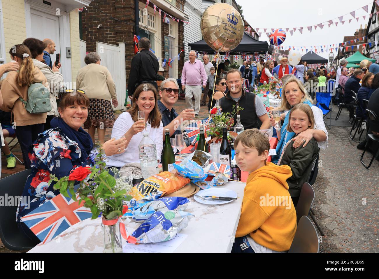 Mayfield, East Sussex, Regno Unito. 7th maggio 2023. Le feste di strada si sono svolte in tutto il Regno Unito per segnare l'incoronazione di Re Carlo III. Il tempo si è illuminato per i residenti di Mayfield, Sussex orientale e il divertimento è stato avuto da tutti. Credit : Monica Wells/Alamy Live News Foto Stock