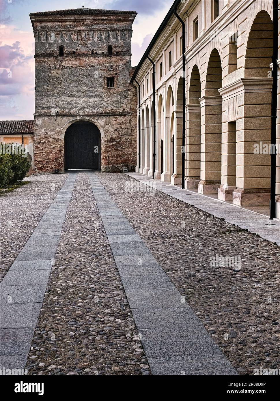 Corte Spinosa (16th ° secolo) a Porto Mantovano vicino Mantova (Lombardia, Italia). Ingresso dalla torre di avvistamento e dal sentiero acciottolato. Foto Stock
