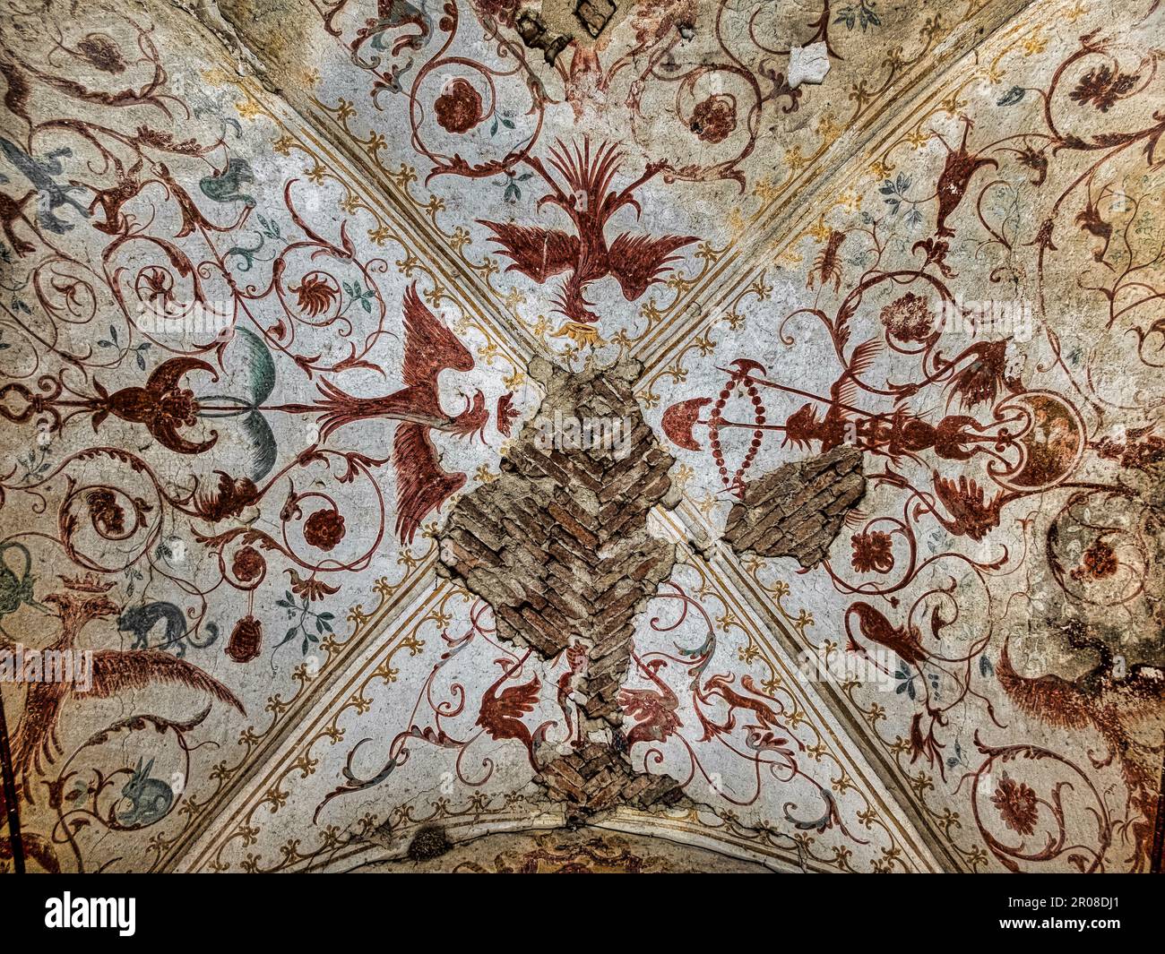 Corte Spinosa (16th ° secolo) a Porto Mantovano vicino Mantova (Lombardia, Italia). Affresco con i simboli della nobile famiglia Gonzaga nella torre di avvistamento. Foto Stock