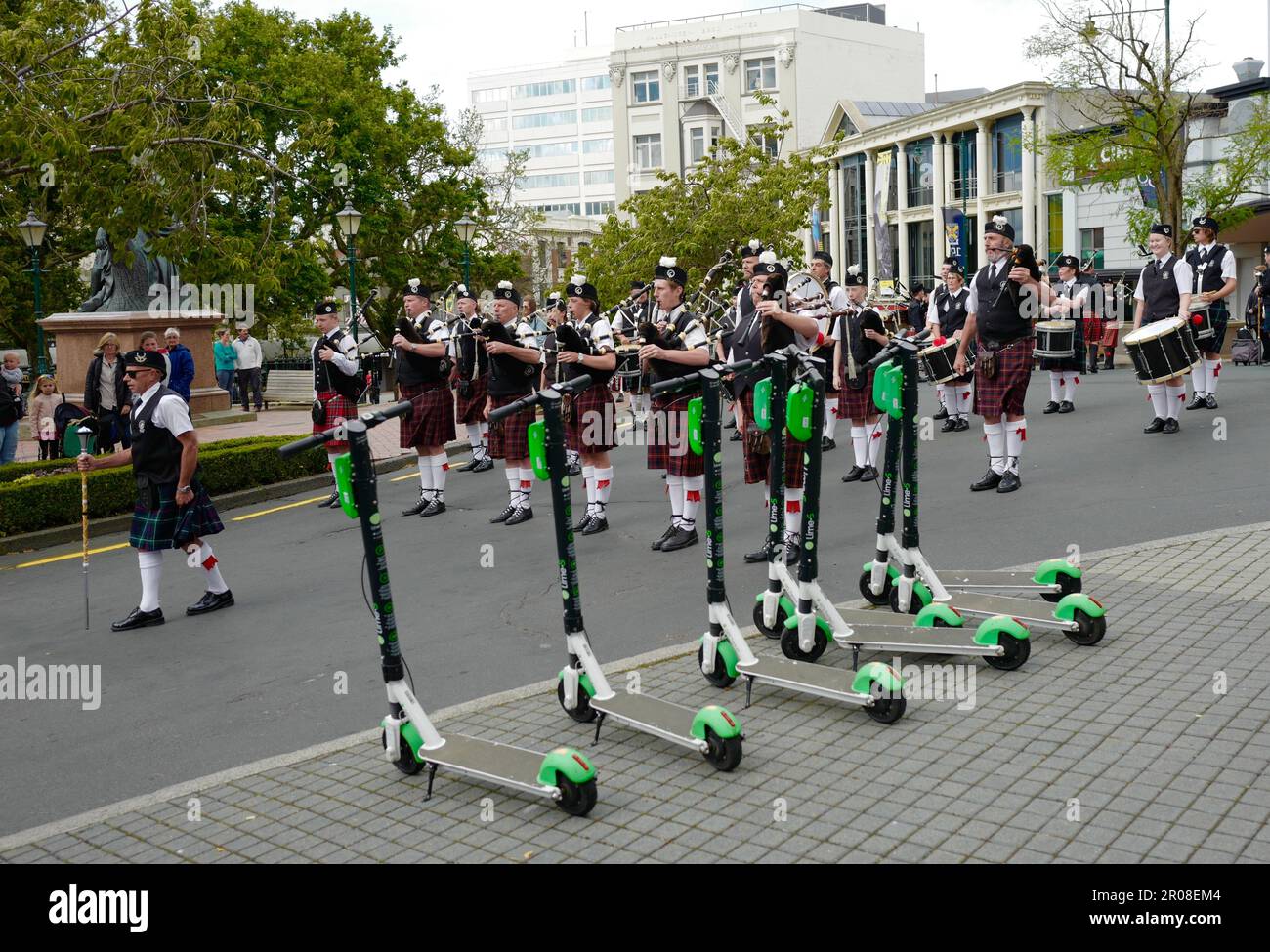 Sfilata di bagpipers a Dunedin sull'Isola Sud della Nuova Zelanda Foto Stock