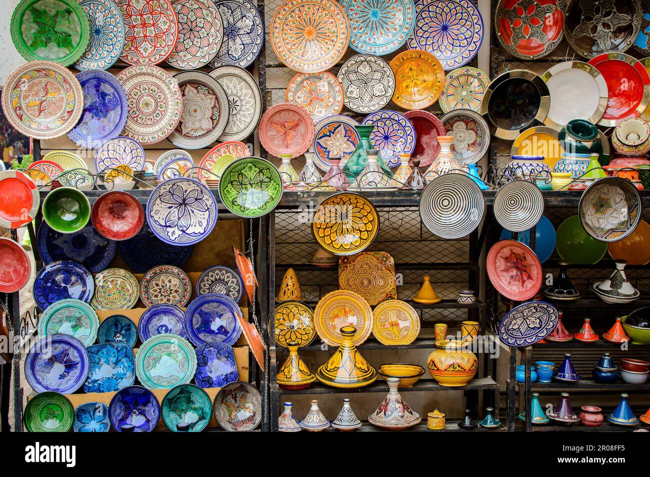 Piatti e pentole in ceramica colorati esposti nei souk della medina di Marrakech del Marocco. Foto Stock
