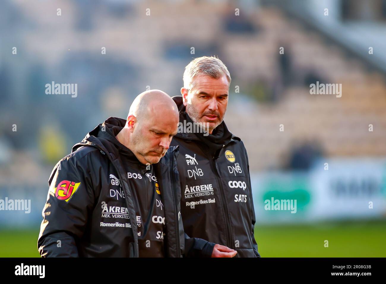 Lillestrøm, Norvegia, 7 maggio 2023. Il manager di Lillestrøm Geir Bakke (a sinistra) e l'assistente Thomas Myhre sono arrivati all'intervallo nel match tra Lillestrøm e Bodø/Glimt allo Åråsen Stadion di Lillestrøm. Crediti: Frode Arnesen/Alamy Live News Foto Stock