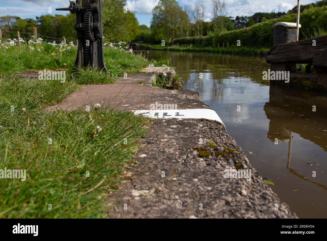 Cill, o davanzale, linea dipinta sul lato di una serratura di canale. Concetto britannico di vie navigabili interne Foto Stock