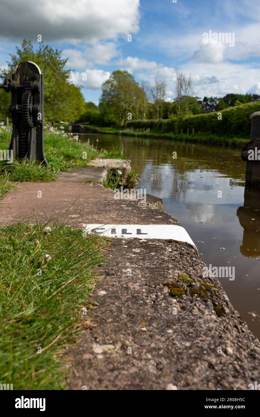 Cill, o davanzale, linea dipinta sul lato di una serratura di canale. Concetto britannico di vie navigabili interne Foto Stock